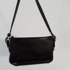 Una cartera pequeña  coach usada